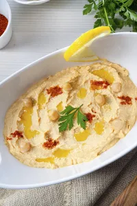 Hummus Paste Drucke: Hummus paste with lemon and chilli on a white background