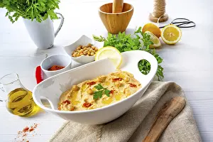 Hummus With Lemon And Chilli Drucke: Hummus paste with lemon and chilli on a white background