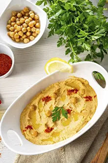 Lemon And Chilli Hummus Drucke: Hummus paste with lemon and chilli on a white background