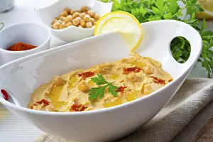 Arabic Cuisine Dishes Drucke: Hummus paste with lemon and chilli on a white background