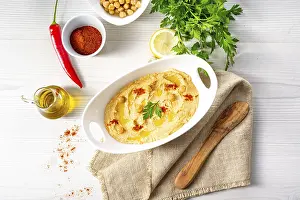 Hummus With Lemon And Chilli Drucke: Hummus paste with lemon and chilli on a white background