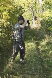 Daytime Hunting Scene Drucke: Hunter observing quarry