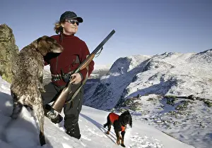 Winter Leisure Activities Drucke: A hunter about to shoot grouse