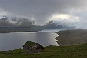 Faroe Islands Architecture Drucke: Hut at Eidisvatn lake, low clouds