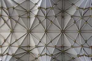 Drucke von Ein Blick in die Höhe: Die prächtige Decke von York Minster erhebt sich majestätisch über dem Innenraum, ein Meisterwerk der Architektur und des religiösen Glaubens York Drucke: Innenansicht, Decke, York Minster, Erzbistum York, York, England, Vereinigtes Königreich