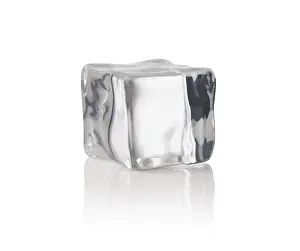 Close Up Ice Cube Drucke: ice cubes on a white background