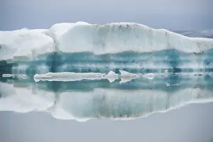 Glacier Lake Reflections Drucke: Ice formations are reflected in the still