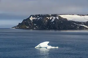 Franz Josef Land Archipelago Drucke: Iceberg floating before the flat table mountains covered with ice