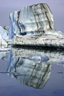 Glacier Lake Reflection Drucke: Iceberg reflected in the water