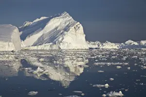 Drucke von Eisberg mit Reflexion, Grönland Verwandte Bilder Drucke: Eissberg mit Reflexion, Grönland.