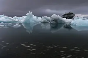 Glacier Lake In Europe Drucke: Icebergs under dark clouds, dramatic and threatening