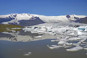 Vatnajokull Glacier Landscape Drucke: Icebergs and ice reflected in a lake
