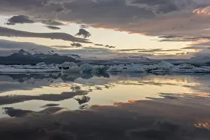 Glacier Lake Scenery Drucke: Icebergs at sunset, reflection