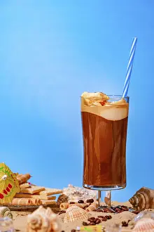 Blue Background Desserts Drucke: Iced coffee with straw, sand, shells