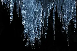 Daytime Icicle Formation Drucke: Icicles on black backdrop