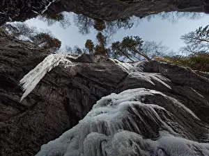 German Tourist Attraction Drucke: Icicles in gorge with trees against sky