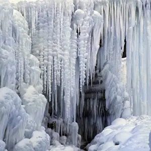 Eiszapfen, Eisskulpturen, Schnee.