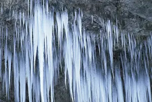 Icicles On Rock Face Drucke: Icicles on a rock face