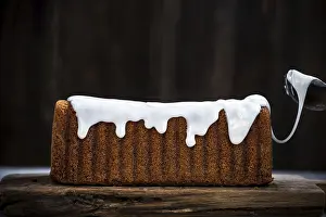Christian Easter Celebration Drucke: Icing top of Easter traditional cake