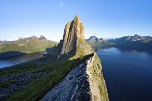 Segla Mountain Norway Drucke: Iconic mountain Segla with steeply sloping cliffs