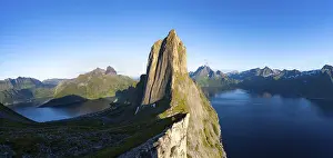 Segla Mountain Norway Drucke: Iconic mountain Segla with steeply sloping cliffs
