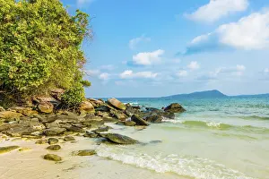 Drucke von Idyllischer Sandstrand mit Felsen, türkisfarbenes Wasser, Strand von Koh Tui, Dorf Kaoh Touch, Insel Koh Rong, Sihanoukville, Krong Preah Sihanouk, Kambodscha Honigfresser Drucke: Idyllischer Sandstrand mit Felsen.