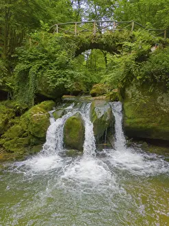 Luxemburg Drucke: Idyllischer Wasserfall unter einem rustikalen Brücke in Mullerthal, Luxemburg