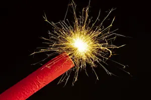 Deserted Fireworks Display Drucke: Ignited firework, firecracker, firecracker with burning fuse