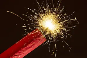 Deserted Fireworks Display Drucke: Ignited firework, firecracker, firecracker with burning fuse