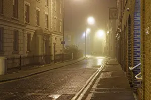 British Waterfront Scenes Drucke: Illuminated alleys of Wapping on the Thames path