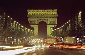 Nighttime European Landmarks Drucke: Illuminated Arc de Triomphe at night