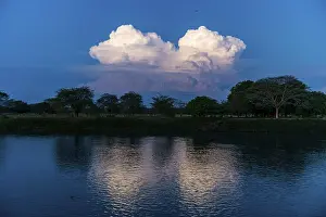 UNESCO World Heritage Site Colombia Drucke: Illuminated cloud over the Magdalena river