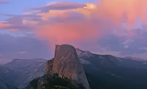 Yosemite National Park View Drucke: Illuminated clouds above Half Dome