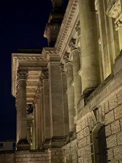 Nighttime European Architecture Drucke: Illuminated columns of a classical building at night