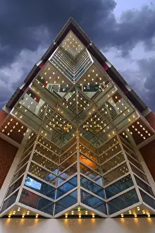Drucke von Illuminierter Fassaden im Abendlicht, moderner Warenhaus, Münster Nordrhein-Westfalen, Deutschland Illuminierter Fassaden im Abendlicht, moderner Warenhaus, Münster Nordrhein-Westfalen, Deutschland Munster Drucke: Gelöschte Fassadenfassade in der Abenddämmerung