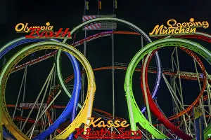 Oktoberfest Night Shot Drucke: Illuminated Olympia five-loop, roller coaster
