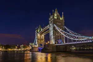 Historic British Landmark Image Drucke: Illuminated Tower Bridge over the Thames
