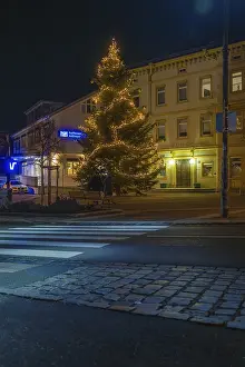 Southern Germany Night View Drucke: An illuminated tree in front of a building at night
