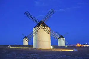 Old Fashioned Windmill Architecture Drucke: Illuminated Windmills at dawn, Campo de Criptana