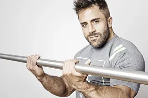 Athletic Fitness Model Drucke: An image of a bearded bodybuilding man
