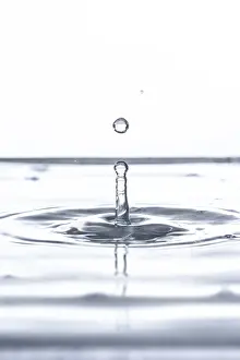 Water Drop Background Drucke: An image of a beautiful water drop background