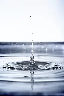 Water Drop Background Drucke: An image of a beautiful water drop background