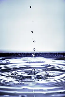 Water Drop Background Drucke: An image of a beautiful water drop background
