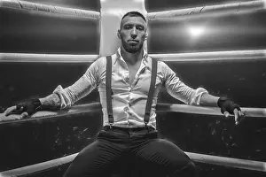 Dark Sportsman Drucke: Image of a brutal man sitting in the corner of the ring
