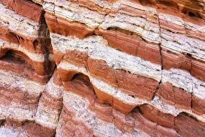 Geological Patterns Drucke: This image captures the intricate patterns of red rock strata