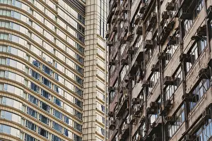Diverse Urban Environment Drucke: This image captures a striking contrast between sleek