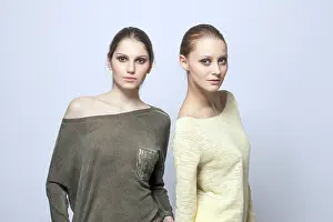 Caucasian Female Models Drucke: Image of two charming models posing in casual clothes