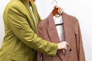 Fashion Consulting Services Drucke: An image consultant assists a client in selecting a stylish jacket