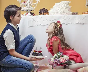 Cute Children Drucke: Image of enchanting children posing in studio