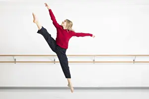 Studio Shot Of A Dancer Drucke: An image of a female dancer in action